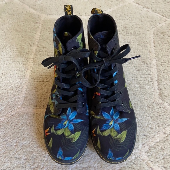 Dr. Martens Hawaiian Hackney - Picture 2 of 16